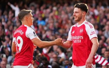 Leandro Trossard (kiri) dan Declan Rice