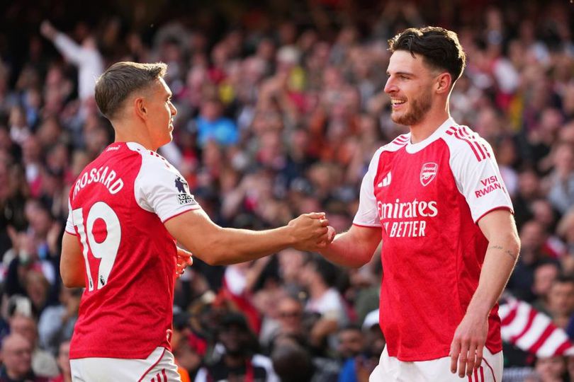 Leandro Trossard (kiri) dan Declan Rice
