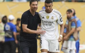 Pelatih Real Madrid, Xabi Alonso memberikan instruksi kepada Kylian Mbappe