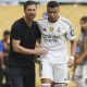 Pelatih Real Madrid, Xabi Alonso memberikan instruksi kepada Kylian Mbappe