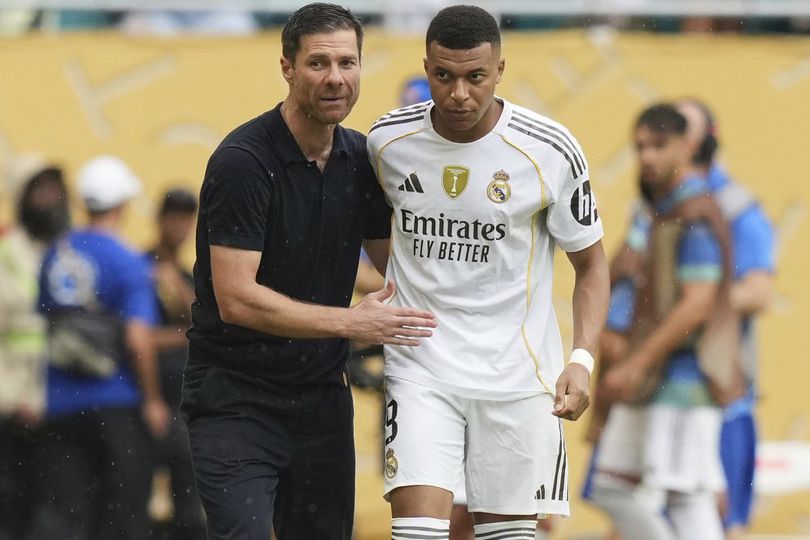 Pelatih Real Madrid, Xabi Alonso memberikan instruksi kepada Kylian Mbappe