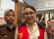 Kangen Anak-anak! Tangis Nikita Mirzani Pecah saat Bacakan Eksepsi