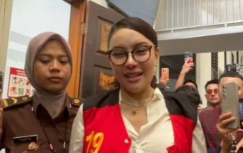 Kangen Anak-anak! Tangis Nikita Mirzani Pecah saat Bacakan Eksepsi