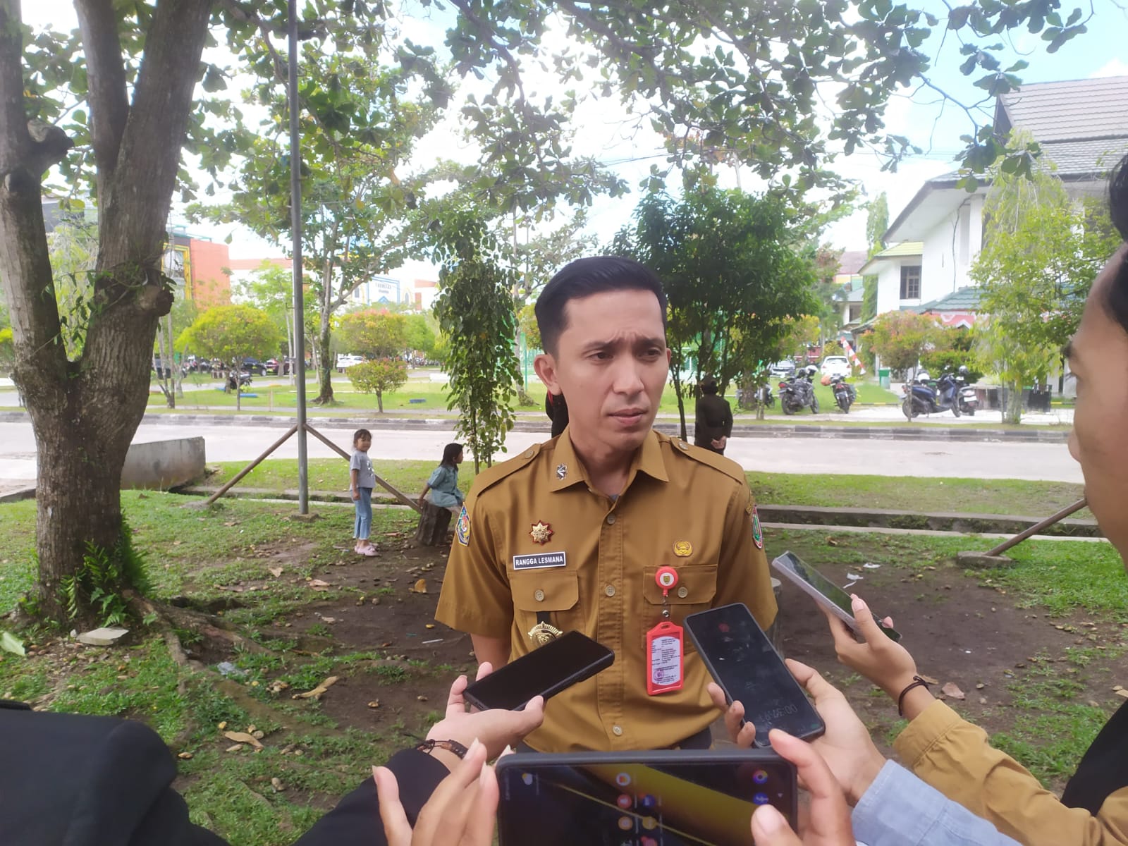 51 Orang Bertanding