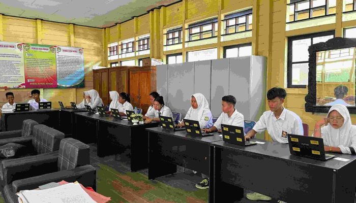 Sering Ketinggalan Informasi, Cari Sinyal Sampai ke Bukit