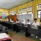 Sering Ketinggalan Informasi, Cari Sinyal Sampai ke Bukit