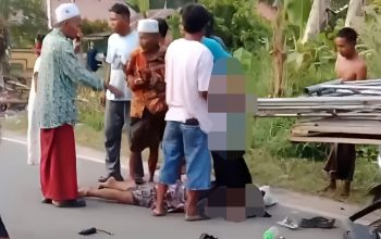 Motor Keluarga Tabrak Pikap, Bocah Tertancap Besi