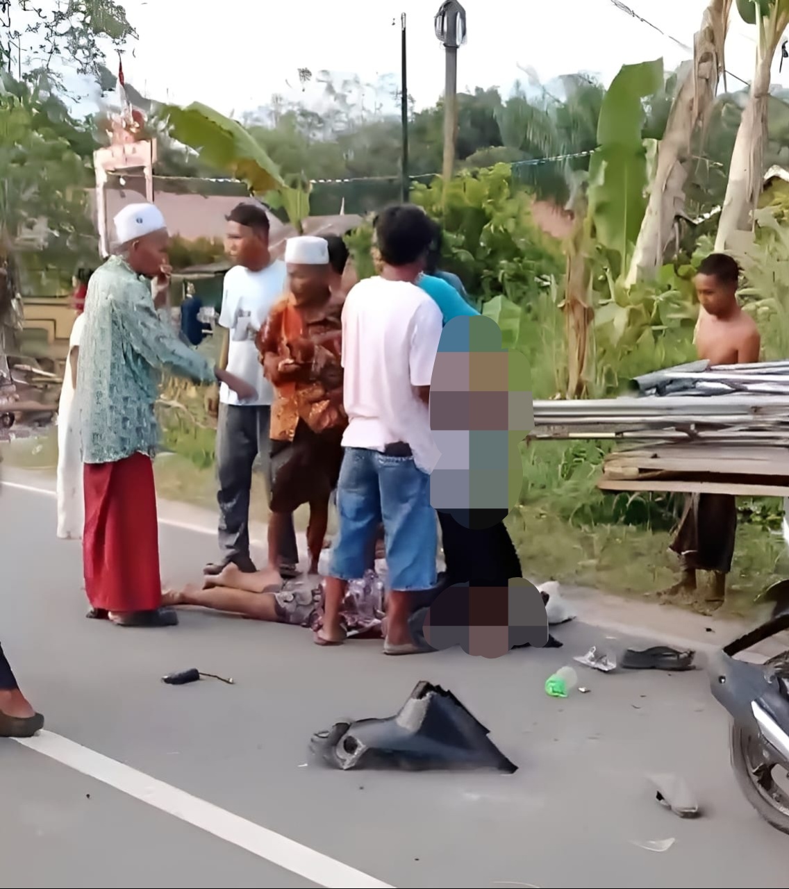 Motor Keluarga Tabrak Pikap, Bocah Tertancap Besi